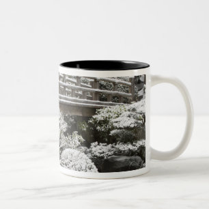 Snöfall i Portland Japanese Garden, Två-Tonad Mugg