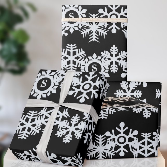 Snöflinga Monogram Svart Julpresentpapper Presentpapper (A classic black and white snowflake pattern with space for your initial. Happy Holidays!)