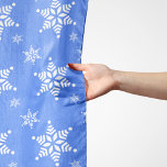 Snöflinga Mönster, Vit Snöflingor, Snö, Blått Sjal<br><div class="desc">Cute,  roligt och aktningsvärda mönster med vit snöflingor på blå bakgrund. Modern gåva och trendig,  perfekt för snö älskare i ditt liv.</div>