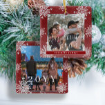 Snöflingor 2-familjens foto personlig röd julgransprydnad keramik<br><div class="desc">Rustik elegant vinterröd och vit familj behåller träd prydnadsmall med mousserande snöflingor ram.                         Enkel att anpassa med dina 2 foton,  textskript,  familj namn och år!</div>