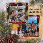 Snöflingor 2-familjens foto personlig röd tartan julgransprydnad keramik<br><div class="desc">Rustik elegant vinterrött och grönt pläterade familjens träd prydnadsmall med mousserande snöflingor ram.                         Enkel att anpassa med dina 2 foton,  textskript,  familj namn och år!</div>