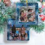 Snöflingor 2-familjens foto, vit personlig  julgransprydnad keramik<br><div class="desc">Vinterhavets eleganterna marinblått och vitt familjemall för att bevara träd:s prydnadsmall med mousserande snöflingor ram.                         Enkel att anpassa med dina 2 foton,  textskript,  familj namn och år!</div>
