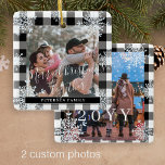 Snöflingor 2-familjens fotopersonlig buffalo julgransprydnad keramik<br><div class="desc">Rustic farmhouse elegant vintersvart och vit plaid gingham buffalo check family keepsaké mönster träd ornament template with mousserande snöflingor ram.                         Enkel att anpassa med dina 2 foton,  textskript,  familj namn och år!</div>