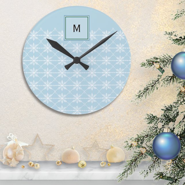 Snöflingor av monogrammad Elegant Blue Snyggt Wint Rund Klocka (A festive wall clock in light blue, with winter snowflakes pattern and monogram initial)