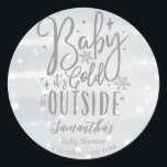 Snöflingor Baby Det är Kall utanför Grått Baby Sho Runt Klistermärke<br><div class="desc">Snöflingor Baby Det är Kall utanför Grått Baby Shower Classic Round Sticker</div>