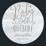 Snöflingor Baby Det är Kall utanför Grått Baby Sho Runt Klistermärke<br><div class="desc">Snöflingor Baby Det är Kall utanför Grått Baby Shower Classic Round Sticker</div>