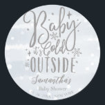 Snöflingor Baby Det är Kall utanför pojkbabyskabru Runt Klistermärke<br><div class="desc">Snöflingor Baby Det är Kall utanför pojkbabyskor Klassisk rondepåt.</div>
