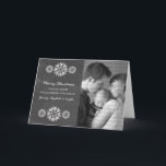 Snöflingor Chalkboard-fotohälsningskort, Grått Helgkort<br><div class="desc">Modern och trendig-Snöflingor-färgkort för fotohälsning med grått-färgkort för utseende och elegant snöflingor i vitt. Det här chicen är perfekt för att skicka ut semesterhälsningar. Anpassa med ditt eget familjefoto och personligen hälsning efter eget val. Klicka på Anpassa om du vill söka efter fler anpassningsalternativ.</div>