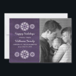 Snöflingor Chalkboard-fotoplatta kort, Lila Julkort<br><div class="desc">Modern och trendig Snöflingor-chalkboard-fotoplatta med lila chalkboard-bakgrund och elegant snöflingor i vitt. Det här fotokortet i chicen är perfekt för att skicka ut semesterhälsningar. Anpassa med ditt eget familjefoto och personligen hälsning efter eget val. Klicka på Anpassa om du vill söka efter fler anpassningsalternativ.</div>