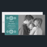 Snöflingor Chalkboard Helgdag Photo Card, Teal Julkort<br><div class="desc">Modern och trendig-fotokort för Snöflingor-chalkboard med turkoskartong som ser bakgrunden och elegant snöflingor i vitt. Det här fotokortet i chicen är perfekt för att skicka ut semesterhälsningar. Anpassa med ditt eget familjefoto och personligen hälsning efter eget val. Klicka på Anpassa om du vill söka efter fler anpassningsalternativ.</div>