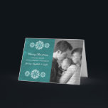 Snöflingor Chalkboard Photo Greeting Card, Teal Helgkort<br><div class="desc">Modern och trendig Snöflingor Chalkboard-fotohälsningskort med turkoskartong som ser bakgrunden och elegant snöflingor i vitt. Det här chicen är perfekt för att skicka ut semesterhälsningar. Anpassa med ditt eget familjefoto och personligen hälsning efter eget val. Klicka på Anpassa om du vill söka efter fler anpassningsalternativ.</div>