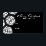 Snöflingor Family Gift Märkre Black Fraktsedel<br><div class="desc">Fira jul och imponera på din familj och dina vänner med den moderna utformningen av märkrn julklapp med God jul-text,  glöm snöflingor på svart bakgrund med anpassningsbar familj namn. Lätt att använda och lätt att anpassa. Ordna i dag!</div>