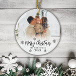 Snöflingor för Family Photo God jul Julgransprydnad Keramik<br><div class="desc">Elegant Modern Black White Hand skrev God jul-familjens fotoorange. Har ett familjefoto,  en God jul-text som skrivs i ett handskrivet kalligrafiskt skript,  snöflingor och år på fotoövertäckning (i svartvitt). Enkel att anpassa den. Fototips: skörd på fotot så att det får kvadratiska former innan det överförs.</div>