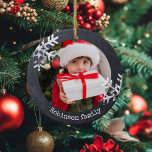 Snöflingor för Rustic Circle Photo Chalkboard Julgransprydnad Keramik<br><div class="desc">Anpassa den här prydnaden med ditt familjefoto och lägg till din familj namn tillsammans med året för denna underbara julkeepé.</div>