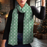 Snöflingor Grönt och vit jul Sjal<br><div class="desc">Bygg vintersäsongen med den här elegantens grönt och vit julscarf med en känslig snöflinga mönster. Bakgrunden till den tidslösa grönten och det kontrasterande vita snöflingorna skapar en chic och ett mångsidigt utseende som kompletterar alla helgdag. Den här scarfen är gjord av lättviktschiffon och tillför en aning sofistikerad till vintern-garderoben samtidigt...</div>