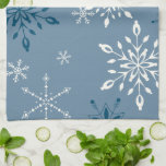 Snöflingor i blå bakgrund kökshandduk<br><div class="desc">Vitt och mörk blått snöflingor adorn denna blå handduk. Ett vackert tillskott till din julkö eller till att ta med i en köksinspirerad present till basket. Den blå och vita är också underbar för Hanukkah. En vacker handduk som kommer att arbeta hårt för dig i köket som kökshandduk eller som...</div>