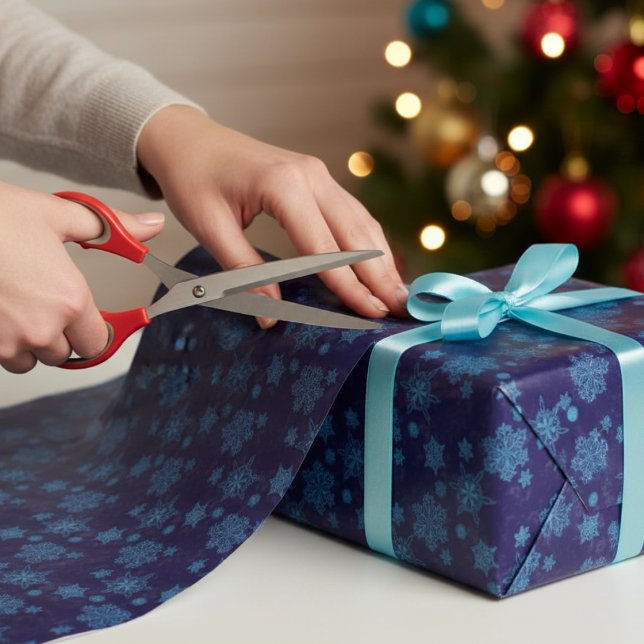 snöflingor i mörkblått presentpapper (Skapare uppladdad)