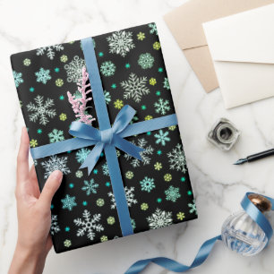 Snöflingor i olika färg formar elegant modern presentpapper