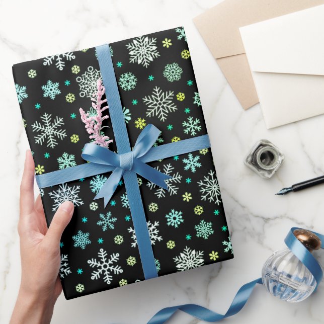 Snöflingor i olika färg formar elegant modern presentpapper (Gifting)