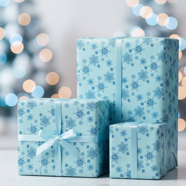 snöflingor i pulverblått  presentpapper (Skapare uppladdad)