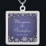 Snöflingor och blåskugga silverpläterat halsband<br><div class="desc">En elegant bröllop-design för ett vinterbröllop eller jul-bröllop med snöflingor på blå färgad med ett subtilt dammmönster. Anpassa texten till din egen speciella dag. Den här koordinerar med Snöflingor och Blue Damask Wedding Collection och finns i en rad färg. Kontakta oss via vår bröllopsbutik om du vill ha den här...</div>