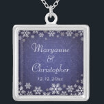 Snöflingor och blåskugga silverpläterat halsband<br><div class="desc">En elegant bröllop-design för ett vinterbröllop eller jul-bröllop med snöflingor på blå färgad med ett subtilt dammmönster. Anpassa texten till din egen speciella dag. Den här koordinerar med Snöflingor och Blue Damask Wedding Collection och finns i en rad färg. Kontakta oss via vår bröllopsbutik om du vill ha den här...</div>