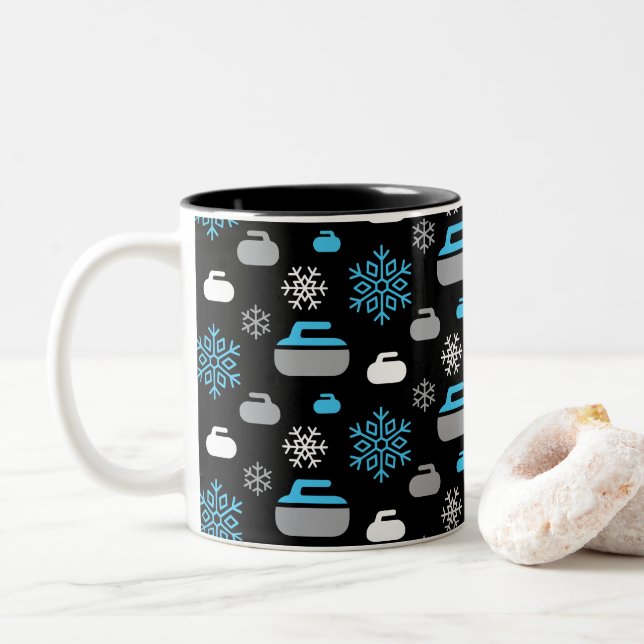 Snöflingor och Curling Sten-kaffe Mugg (Med munk)