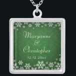 Snöflingor och Grönt Silverpläterat Halsband<br><div class="desc">En elegant bröllop-design för ett vinterbröllop eller jul-bröllop som innehåller snöflingor på en gröntens färgad med ett subtilt dammmönster. Anpassa texten till din egen speciella dag. Den här koordinerar med Snöflingor och Grönt Damask Wedding Collection och finns i en rad färg. Kontakta oss via vår bröllopsbutik om du vill ha...</div>
