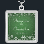 Snöflingor och Grönt Silverpläterat Halsband<br><div class="desc">En elegant bröllop-design för ett vinterbröllop eller jul-bröllop som innehåller snöflingor på en gröntens färgad med ett subtilt dammmönster. Anpassa texten till din egen speciella dag. Den här koordinerar med Snöflingor och Grönt Damask Wedding Collection och finns i en rad färg. Kontakta oss via vår bröllopsbutik om du vill ha...</div>
