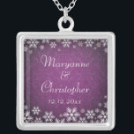 Snöflingor och Lila Damask Silverpläterat Halsband<br><div class="desc">En elegant bröllop-design för ett vinterbröllop eller jul-bröllop som innehåller snöflingor på en lila färgad med ett subtilt dammmönster. Anpassa texten till din egen speciella dag. Den koordinerar med Snöflingor och Lila Damask Wedding Collection och finns i en rad färg. Kontakta oss via vår bröllopsbutik om du vill ha den...</div>