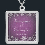 Snöflingor och Lila Damask Silverpläterat Halsband<br><div class="desc">En elegant bröllop-design för ett vinterbröllop eller jul-bröllop som innehåller snöflingor på en lila färgad med ett subtilt dammmönster. Anpassa texten till din egen speciella dag. Den koordinerar med Snöflingor och Lila Damask Wedding Collection och finns i en rad färg. Kontakta oss via vår bröllopsbutik om du vill ha den...</div>