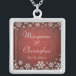 Snöflingor och Röda Dammen Silverpläterat Halsband<br><div class="desc">En elegant bröllop-design för ett vinterbröllop eller jul-bröllop med snöflingor på en röd färgad med ett subtilt dammmönster. Anpassa texten till din egen speciella dag. Den här koordinerar med Snöflingor och Red Damask Wedding Collection och finns i en rad färg. Kontakta oss via vår bröllopsbutik om du vill ha den...</div>