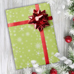 Snöflingor om Grönt Retro Cute Whimsical jul Presentpapper<br><div class="desc">Den här snygga juldesignen har mjuk snöflingor på gröntens bakgrund för ett magiskt och visuellt besök. Den mjuka paletten färg är en perfekt för Julhelgen med en aning modernt nostalgi och charm från mitten av århundradet. Den här designen koordinerar perfekt med resten av min magiska jultomtssamling. Ursprunglig utformning av Malissa...</div>
