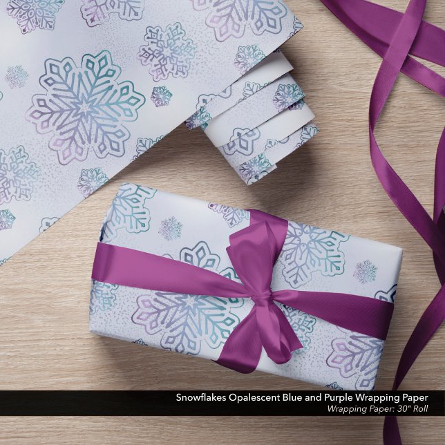 Snöflingor Opalescent Blue och Lila Presentpapper (Wrapping Paper with Opalescent Blue and Purple Snowflakes)