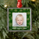 Snöflingor på Grönt Photo Julgransprydnad Metall<br><div class="desc">Ditt favoritfoto visas på ett fyrkantigt metall-ornament med guld snöflingor på gröntens bakgrund. Ladda upp din egen bild för att skapa Julgran-prydnadsföremål för dig själv eller ge som en gåva till familj,  vänner,  föräldrar och mor- och farföräldrar! MER material,  former och DESIGNS i vår butik.</div>