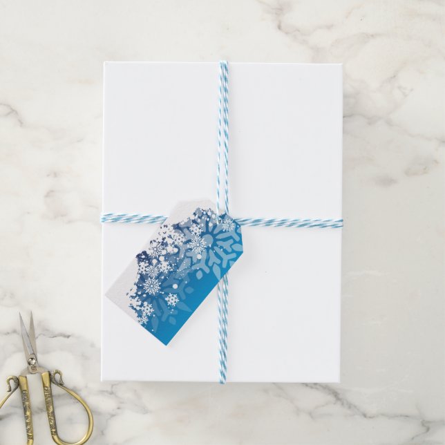 Snöflingor på Royalet Blue Background Gift-Märkre Presentetikett (Med Snöre)