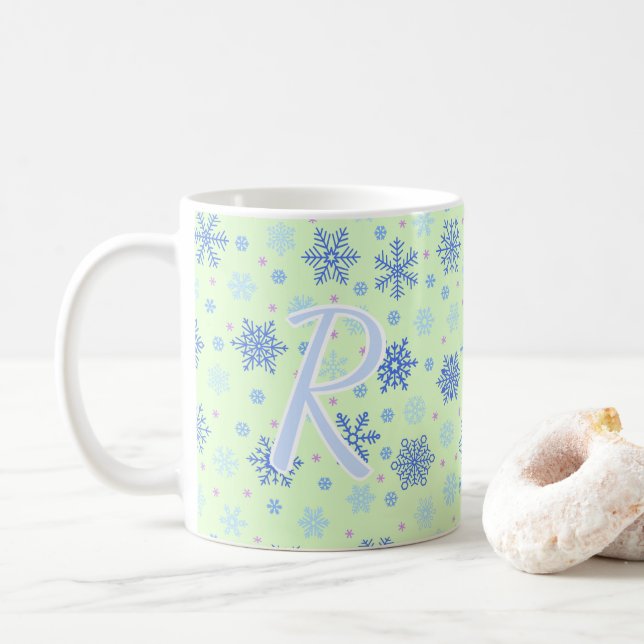 Snöflingor Pastel Grönt Elegant Script Monogram Kaffemugg (Med munk)