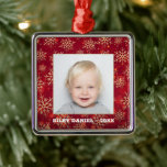 Snöflingor Photo Red Julgransprydnad Metall<br><div class="desc">Ditt favoritfoto visas på ett fyrkantigt metall-ornament med guld snöflingor mot röd bakgrund. Ladda upp din egen bild för att skapa Julgran-prydnadsföremål för dig själv eller ge som en gåva till familj,  vänner,  föräldrar och mor- och farföräldrar! MER DESIGNS i vår butik.</div>