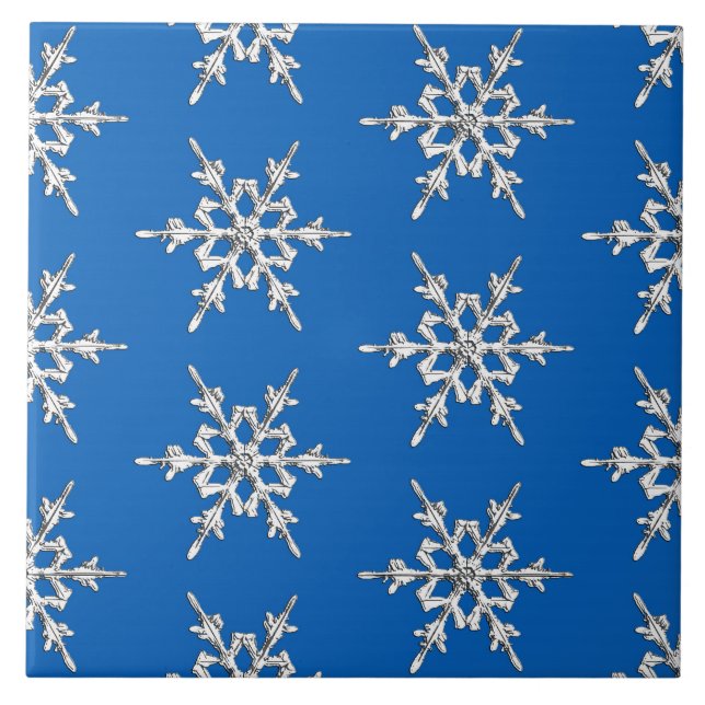 Snöflingor, silverkristaller på koboltblå kakelplatta (Framsidan)