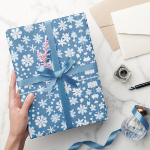 Snöflingor som upprepar blått mönster presentpapper