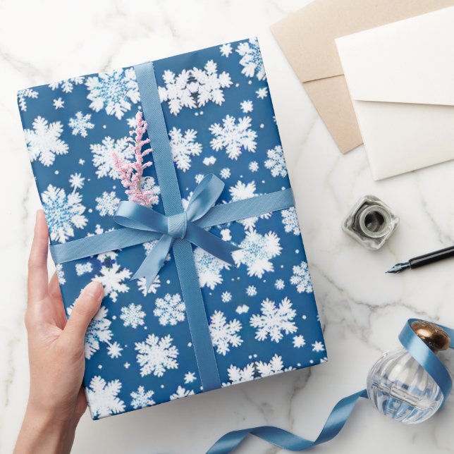 Snöflingor som upprepar blått mönster presentpapper (Gifting)