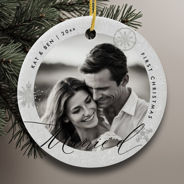 Snöflingor White Chic Gift Julgransprydnad Keramik (christmas gift first married couple white ornament glitter sparkle modern minimalist snowflake chic)