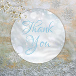 Snöflingor Winter Elegant Script Tack Runt Klistermärke<br><div class="desc">Gentle snöflingor stöter på ditt tack och sätter in en elegant-skripttext på en magisk vinterbakgrund. Den här chicen är ett tack för att du klisterat ut för att försegla kuvert,  party favors och figursättningsetiketter. Designad av Thisisnotme©</div>