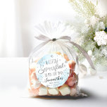 snöflummen är på väg som Baby Shower Runt Klistermärke<br><div class="desc">Bekvämt kalligrafi med snöflingor,  vintermannamässig barnduschinbjudan. Enkel att anpassa med din information. Sök efter matchande objekt som tilläggskort i samlingen.</div>
