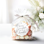 snöflummen är på väg som Baby Shower Runt Klistermärke<br><div class="desc">Bekvämt kalligrafi med snöflingor,  vintermannamässig barnduschinbjudan. Enkel att anpassa med din information. Sök efter matchande objekt som tilläggskort i samlingen.</div>