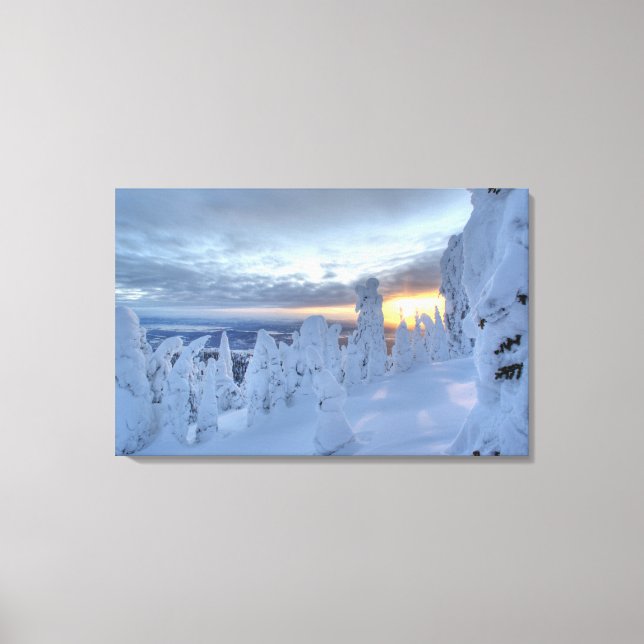Snögraver vid solnedgång på Whitefish Mountain Canvastryck (Framsida)
