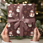 Snögubbar för vintage på Burgundy-minimalistisk Presentpapper<br><div class="desc">Med den här Vintagens Snögubbar på Pappra Burgundy Wrapping lägger du till ett fräckt tryck på dina presenter. Med ett minimalistiskt snögubbe mönster som är realistiskt och tilltalande erbjuder detta papper en neutralt helgdag stil med en rik som har en brännbar bakgrund. Perfekt för dem som kärlek är en blandning...</div>