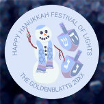 Snögubbe Dreidels cute Blue All Text Hanukkah Runt Klistermärke<br><div class="desc">Dessa söta Hanukkah-klistermärken är lätta att anpassa med valfri text så att du kan anpassa dem för alla möjliga användor under helgdag. Designad med en roligt judisk snögubbe och hans matchande drömmar i mjuka blues och dunkar lila i mitten med två uppsättningar mörk blått kurvtext runt dessa runda Chanukah-klistermärken överst...</div>