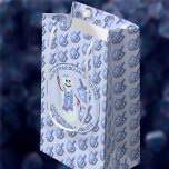 Snögubbe Dreidels Roligt Blue Mönster Cute Hanukka<br><div class="desc">Personlig Hanukkah-presentsäckar är ett roligt sätt att presentera dina presenter under festivalen i Ljus. Den här lilla presentsäcken har en överdel mönster av mjuka, blå och dammiga lila drömmar på en pastellblå bakgrund. Den ena sidan har en cirkel som är mörk blått med två omgångar böjd text, en vågig snögubbe...</div>