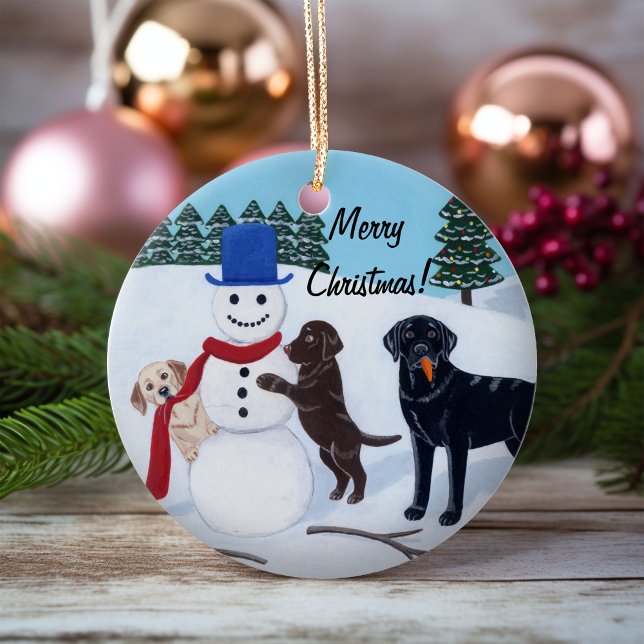 Snögubbe för julLabrador målning Julgransprydnad Keramik (Christmas Labradors and Snowman Design Ceramic Ornament for Labrador Owners.  Whimsical Painting.)